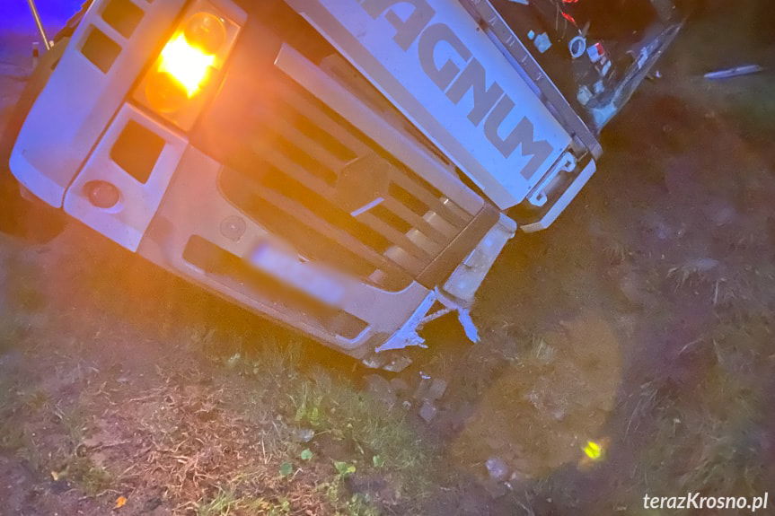 Tir w rowie na DK19 w Woli Komborskiej