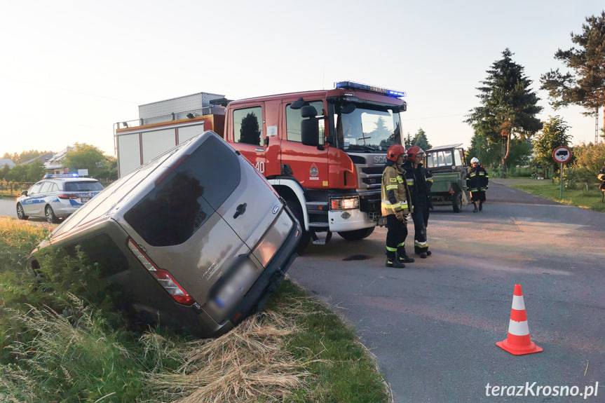 Zderzenie ciągnika rolniczego i busa w Bajdach