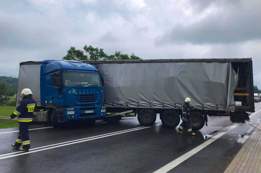Tir z naczepą wpadł w poślizg i stanął w poprzek drogi
