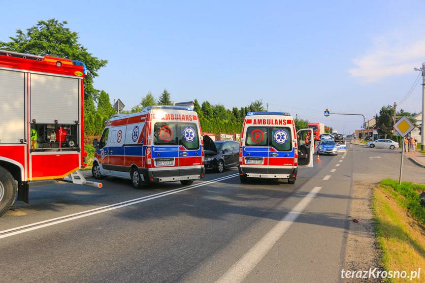 Wypadek w Miejscu Piastowym, poszkodowany motocyklista [WIDEO]