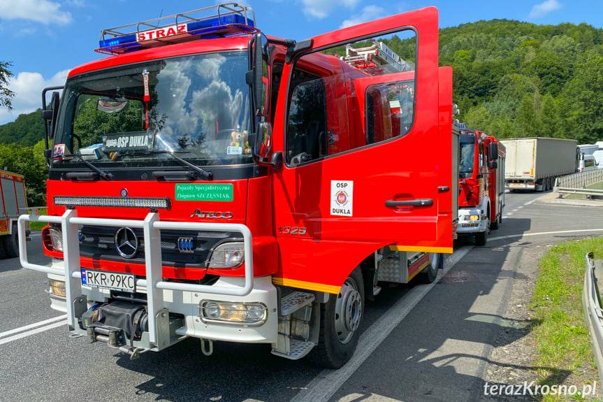 Kolizja ciężarówek w Tylawie, wysypało się zboże