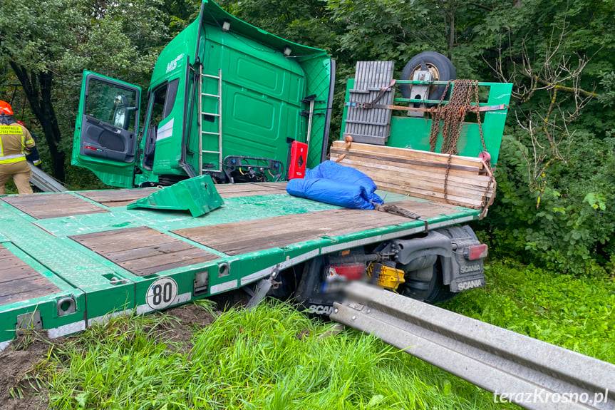 Dukla. Kierowca ciężarówki stracił panowanie nad pojazdem