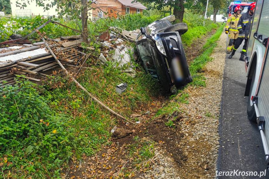 Nie opanowała samochodu, uderzyła w ogrodzenie i wjechała do rowu