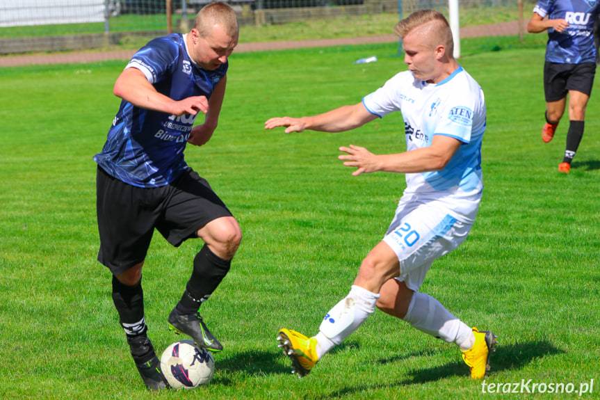 Korczyna. Gol Pawła Urbanka z połowy boiska 