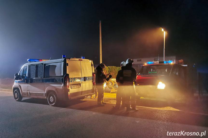 Nocne dachowanie forda w Dobieszynie