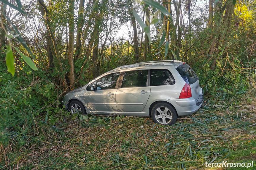 Zręcin. Mężczyzna zasłabł kierując samochodem