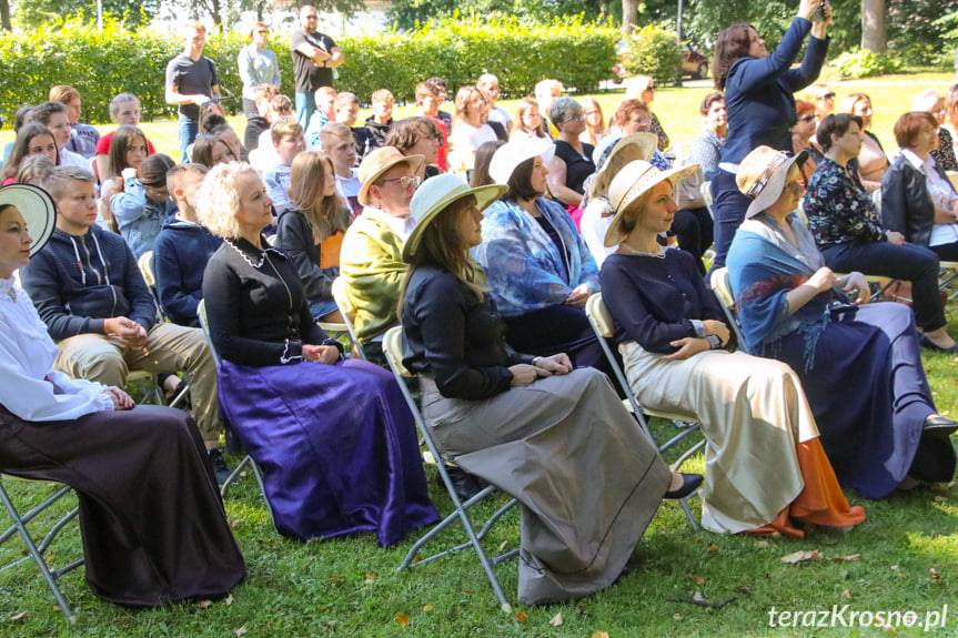 Narodowe Czytanie w parku przy Dworze Trzecieskich w Miejscu Piastowym 