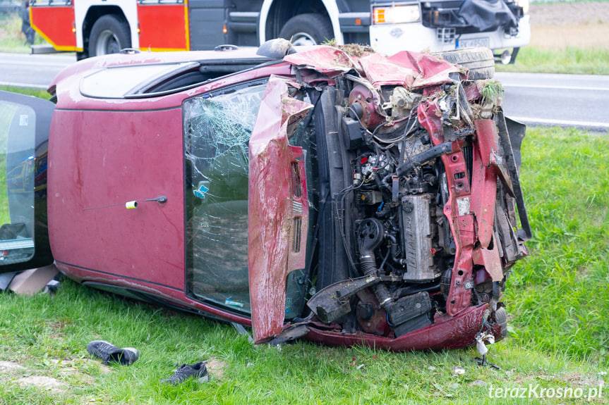 Wypadek w Bajdach, poszkodowany kierowca fiata