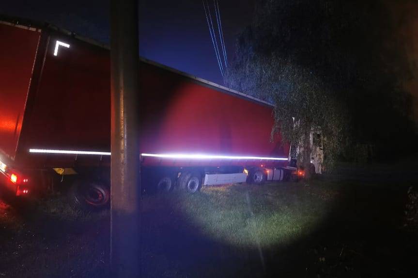 Kolizja ciężarówki w Potoku, ładunek wysypał się na jezdnię
