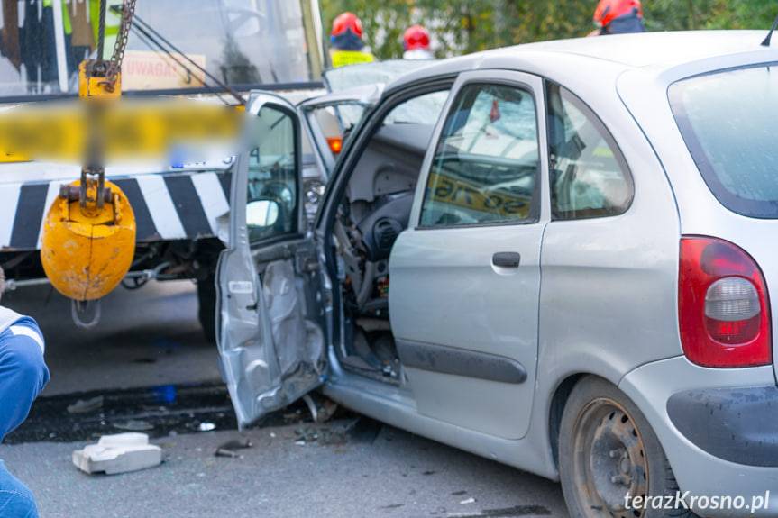 Zderzenie osobówki z żurawiem samojezdnym w Łękach Strzyżowskich
