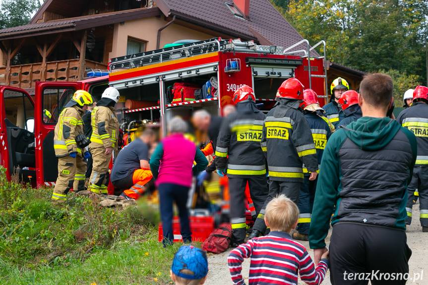 Rymanów-Zdrój. Starszy mężczyzna przygnieciony przez "trójkołowca"