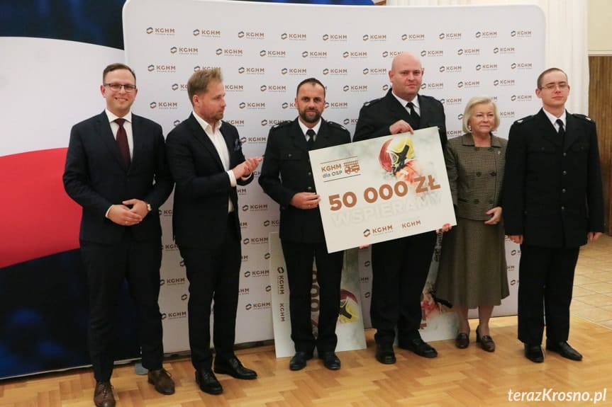 Minister Jacek Sasin w Równem. Czeki dla OSP od KGHM Polska Miedź