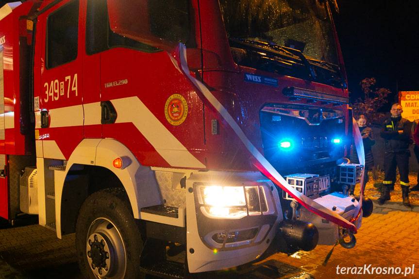 Strażacy z Rogów powitali nowy samochód