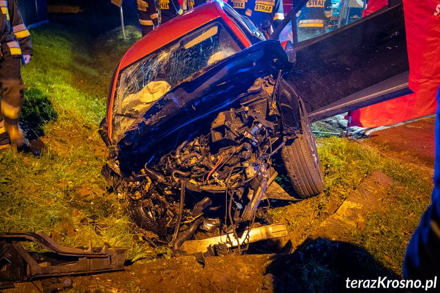 Wypadek w Jedliczu na ul. Obrońców Wolności. Nie żyje kierowca