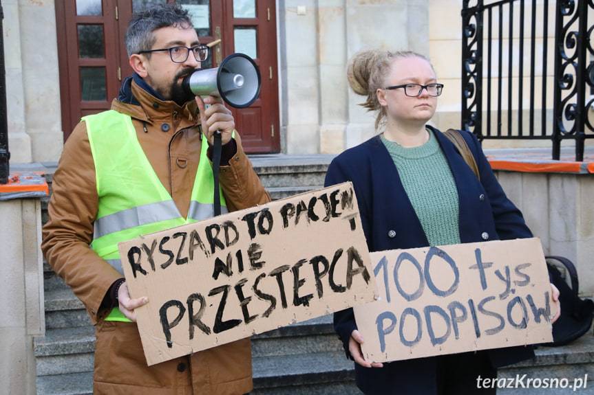 Protest przed sądem w Krośnie