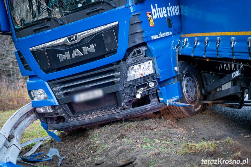 Utrudnienia w Dukli na DK19 przez "złamaną" ciężarówkę