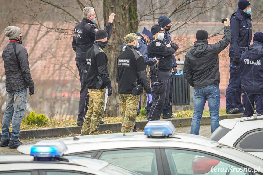 Zboiska. Niepokojące odgłosy z naczepy TIR-a. Nielegalni imigranci