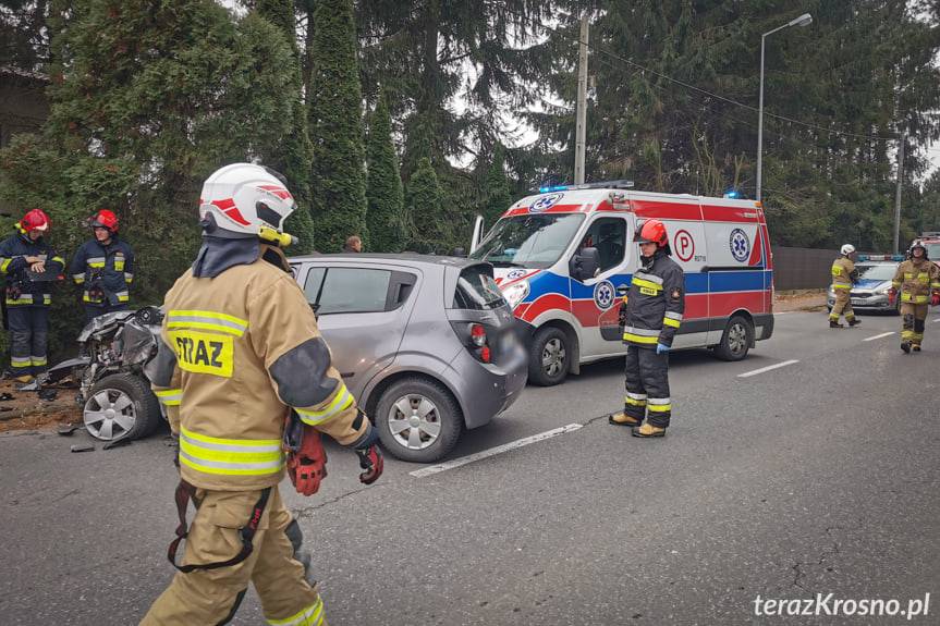 Uderzyła samochodem w ogrodzenie, trafiła do szpitala