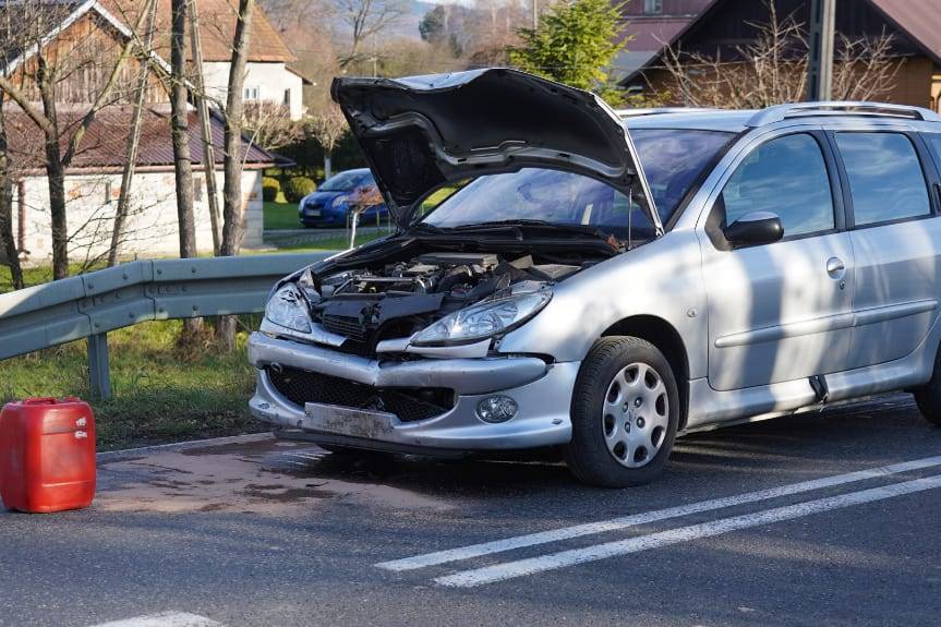 Zderzenie dwóch samochodów w Ustrobnej
