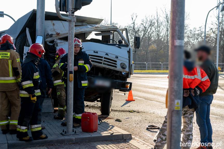 Kolizja na skrzyżowaniu, ciężarówka uderzyła w sygnalizator