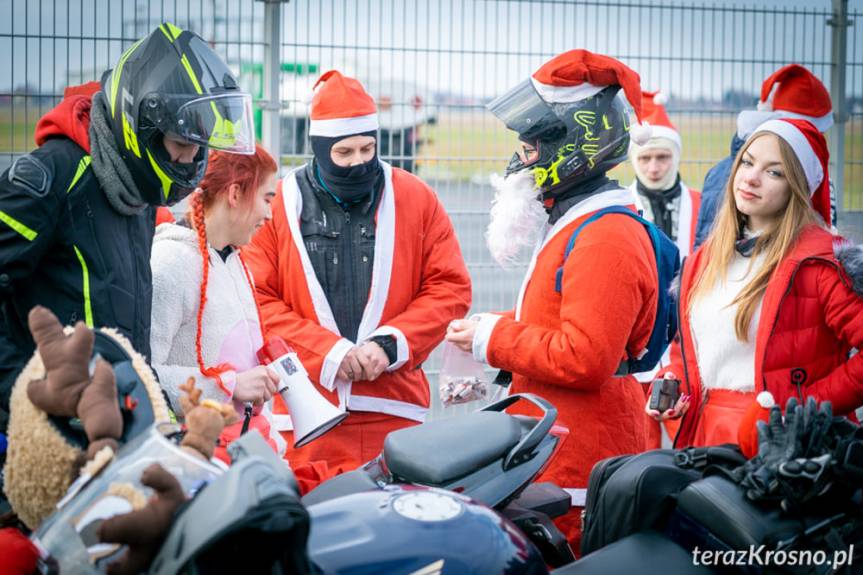 Święty Mikołaj przyleciał na krośnieńskie lotnisko, rozdał prezenty