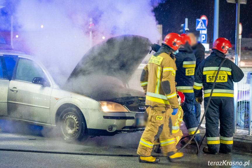 Pożar samochodu na skrzyżowaniu