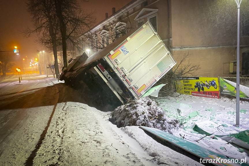 Dukla. Ciężarówka z miodem uderzyła w drzewa