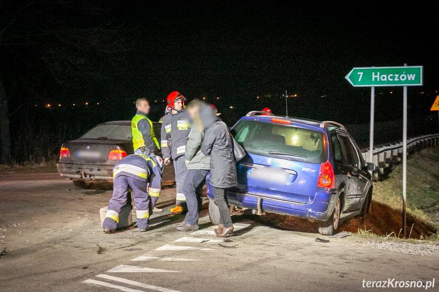 Zderzenie trzech samochodów na skrzyżowaniu w Bziance