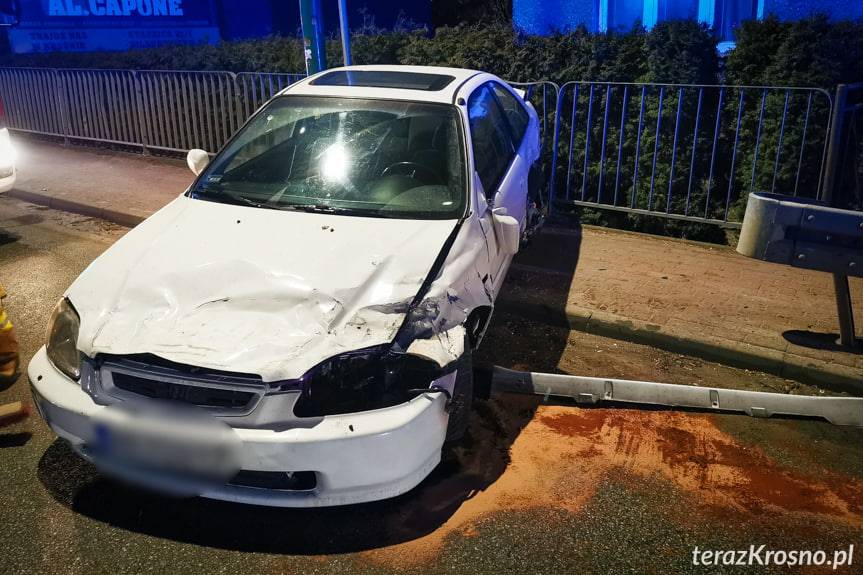 Nie zapanował nad hondą, uderzył w barierę