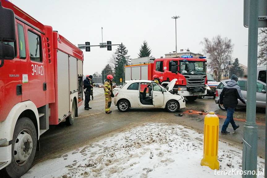 Zderzenie dwóch samochodów i busa w Krośnie