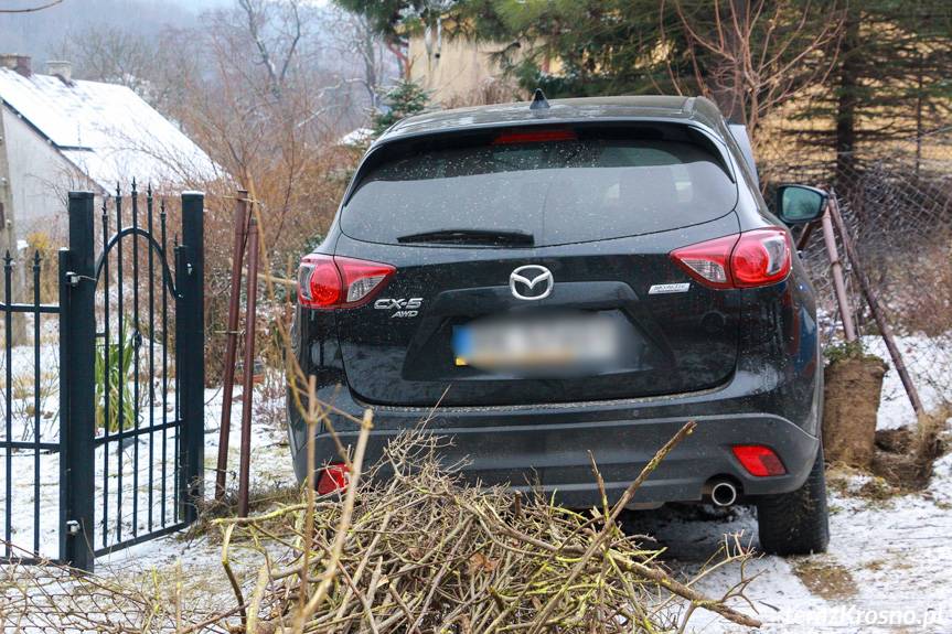 Stracił panowanie nad autem i ściął słup
