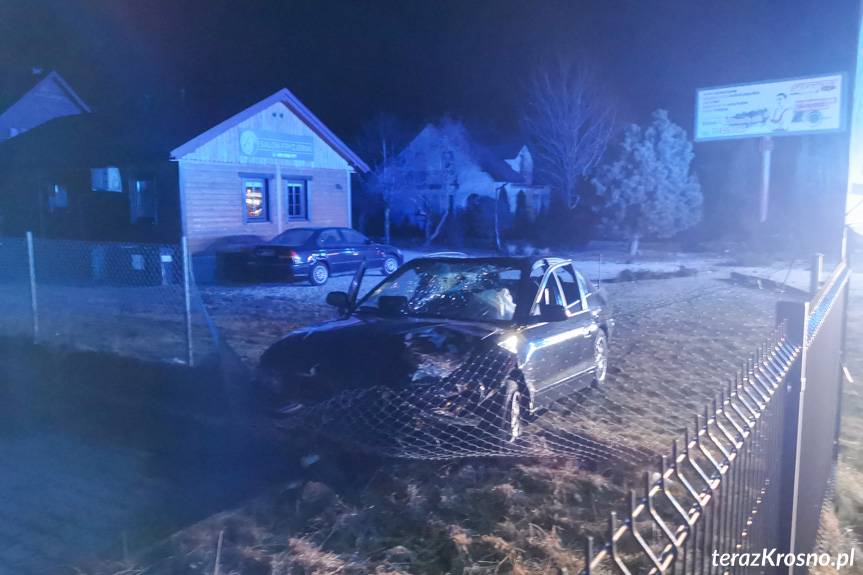 Krosno. Mitsubishi ścięło latarnię i uderzyło w ogrodzenia