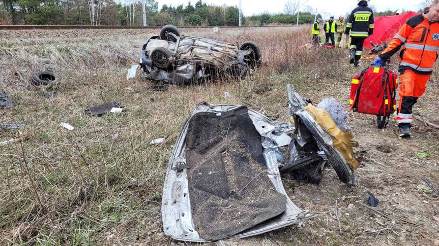 Tragedia na przejeździe kolejowym. Nie żyją dwie osoby
