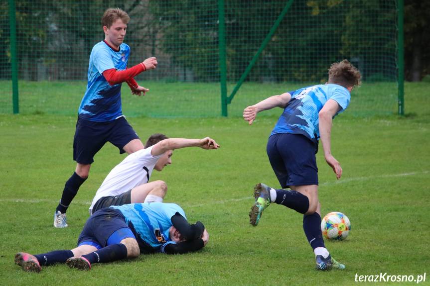 Sześć bramek, dziesięć żółtych i jedna czerwona kartka w Iwoniczu