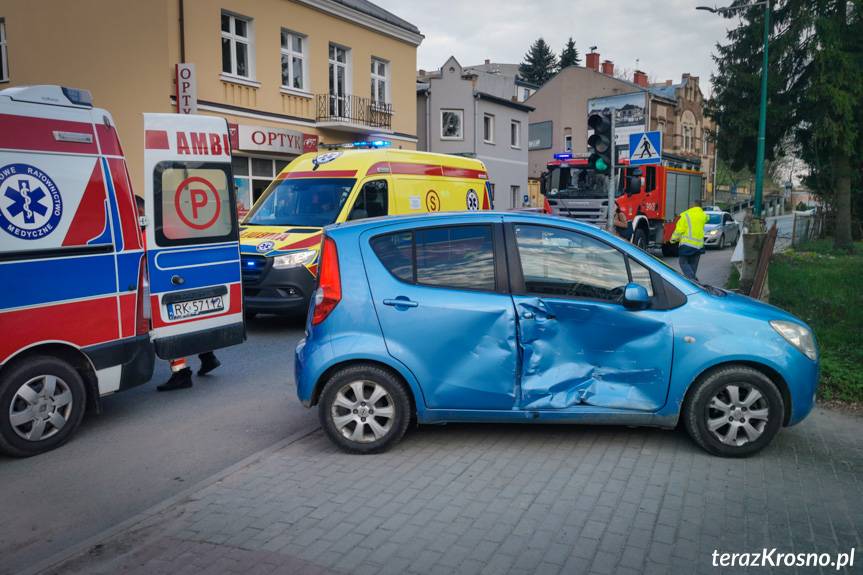 Zderzenie dwóch samochodów na Podwalu