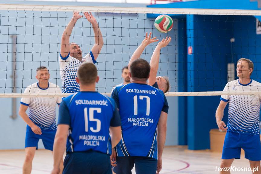 Policjanci i pracownicy policji rywalizowali pod siatką