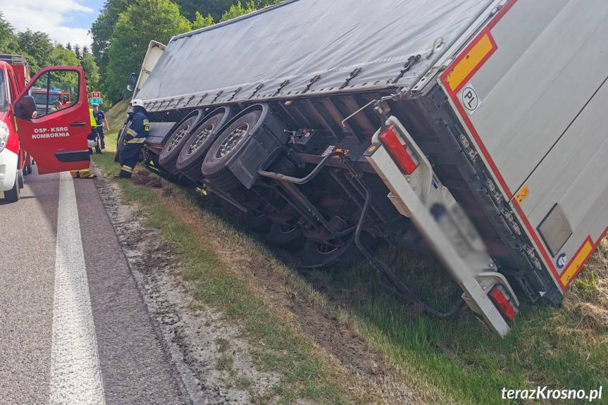 Ciężarówka w rowie. Kierowca prawdopodobnie zasłabł