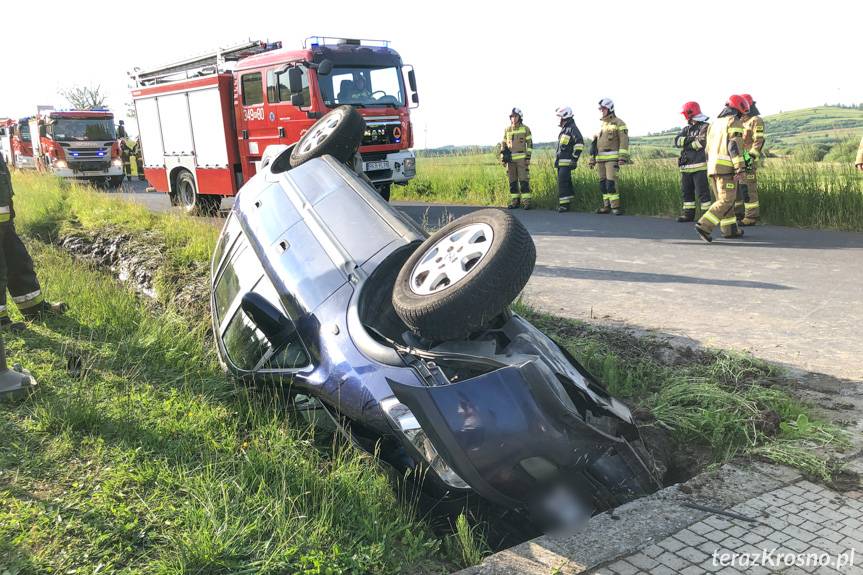 Wjechała do rowu i uderzyła w przepust