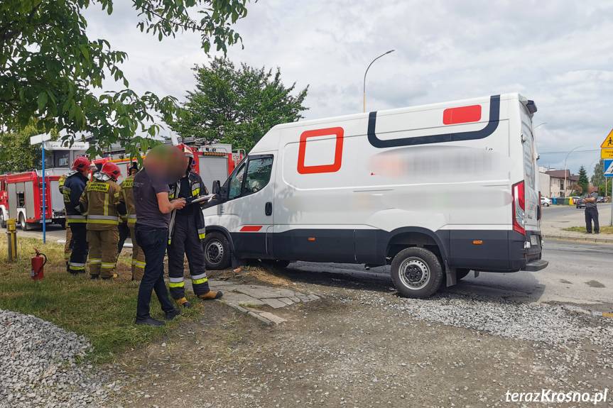 Kolizja na Pużaka, iveco uderzyło w latarnię