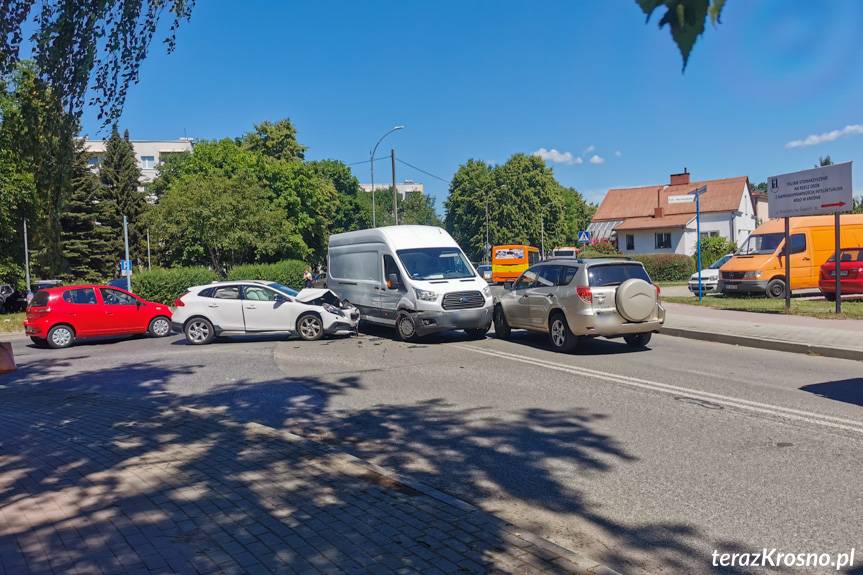 Zderzenie trzech samochodów na skrzyżowaniu w Krośnie