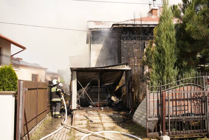 Pożar garażu i budynku mieszkalnego w Krośnie