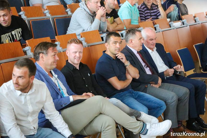 Grzegorz Lato i Jan Domarski w KPU w Krośnie