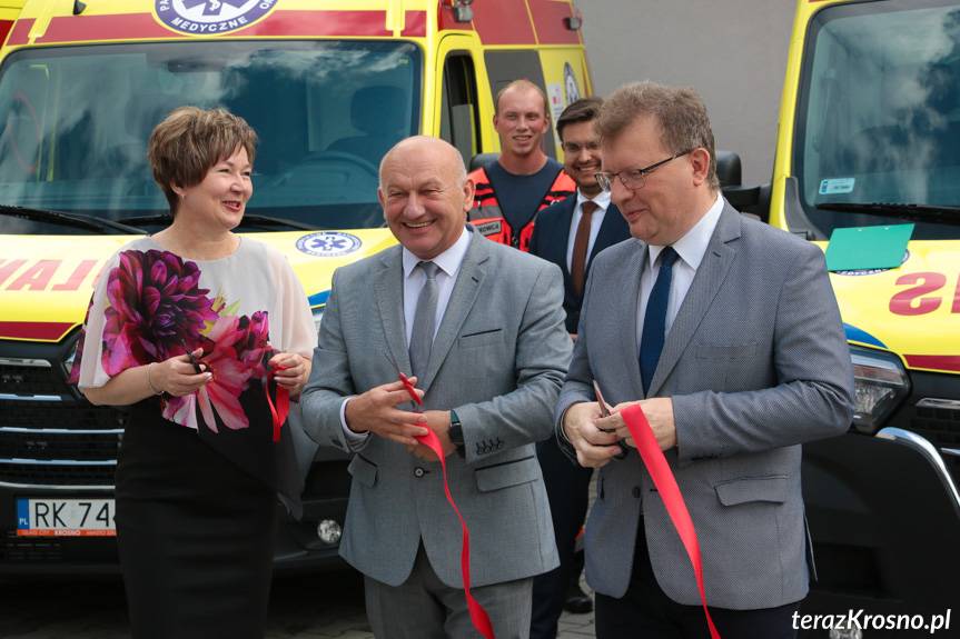 Prezentacja i poświęcenie nowych karetek pogotowia