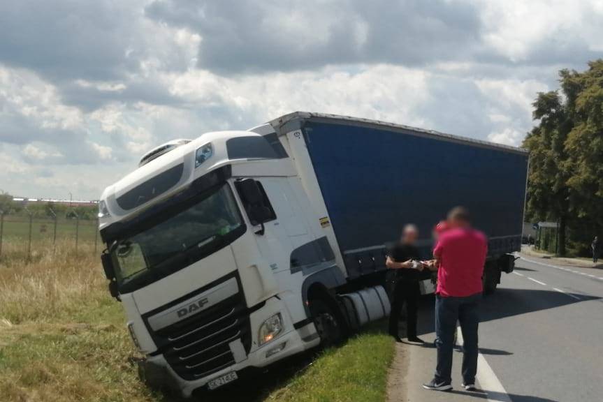 Wjechał ciężarówką do rowu