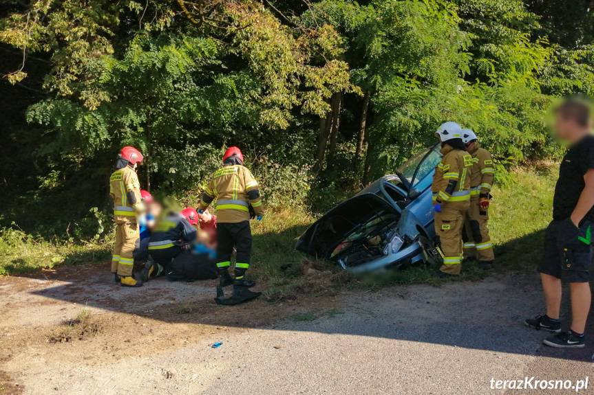 Kombornia. Samochód osobowy wypadł z drogi i uderzył w przepust