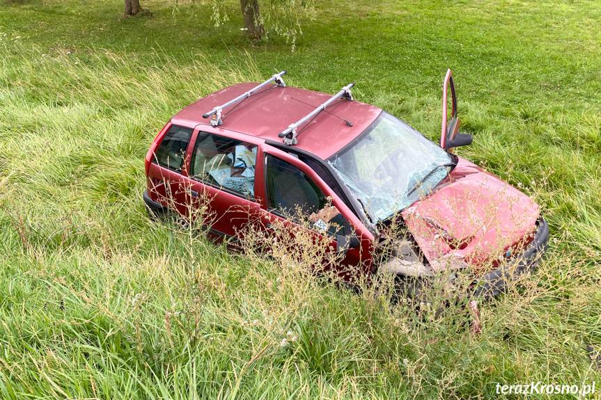 Samochodem uderzył w słup energetyczny