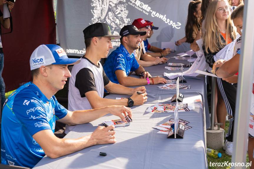 Żużlowcy rozdawali autografy
