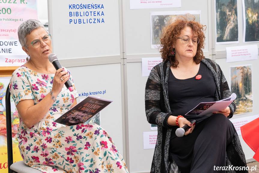 Ballady i romanse wybrzmiały przed Krośnieńską Biblioteką Publiczną