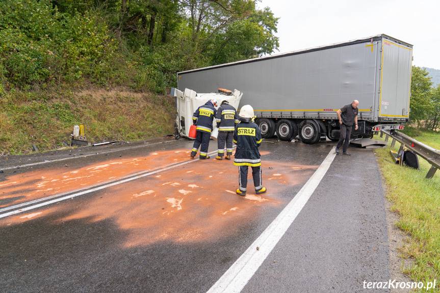 Wypadek tira na DK19 w Trzcianie