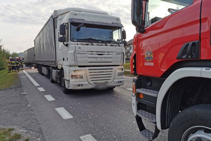 Zderzenie trzech samochodów ciężarowych w Tylawie